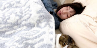 飼い主さんと眠る猫