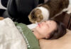 ママを起こす猫