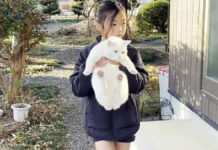 仲良しな女の子と猫